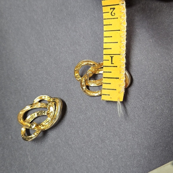 vintage gold tone earrings - Picture 6 of 16